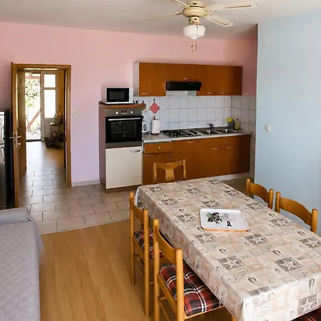 2 Bedroom Awesome Apartment In Ivan Dolac 伊万多拉克