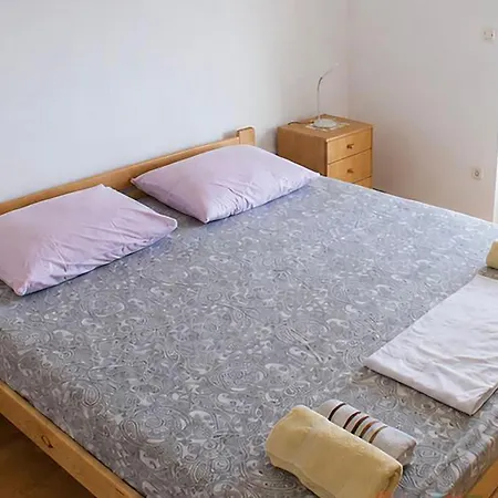 2 Bedroom Awesome Apartment In Ivan Dolac 公寓